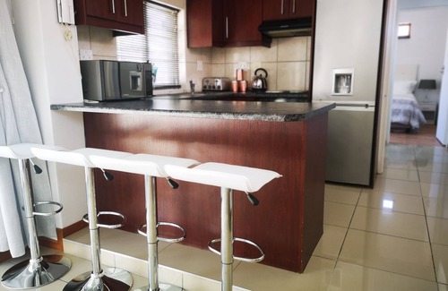Milnerton Cabaña | Completamente amueblado, cocina, recientemente renovado, cabaña moderna, capacidad para 4