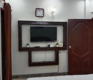 D.H.A. Apartamento | Fully Furnished Studio Apartment Bukhari Commercial