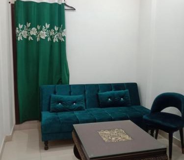 D.H.A. Apartamento | Fully Furnished Studio Apartment Bukhari Commercial
