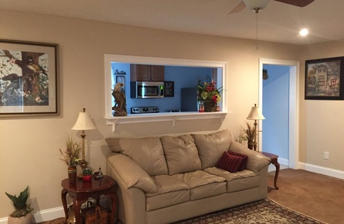 Lake Waccamaw Casa | Completamente amueblado en planta alta, cocina equipada: muelle privado!