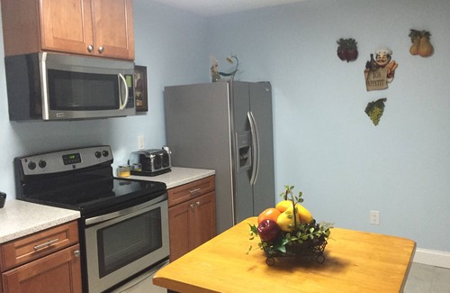 Lake Waccamaw Casa | Completamente amueblado en planta alta, cocina equipada: muelle privado!