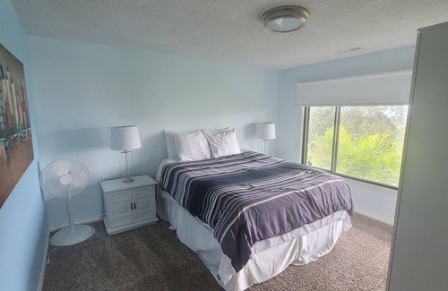Black Mountain Cama Y Desayuno | Disfrute de las vistas de la ciudad desde su propia piscina privada y jacuzzi