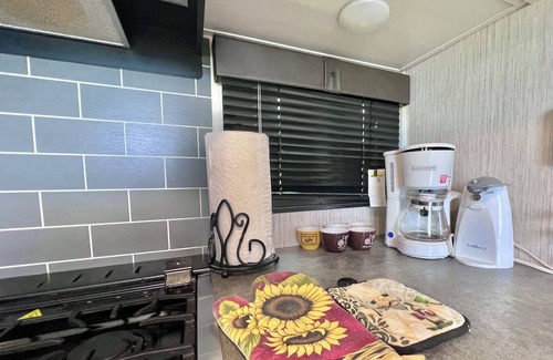 Aguadilla Casa | Camper completamente equipado en un lote privado. ¡Tremenda ubicación!