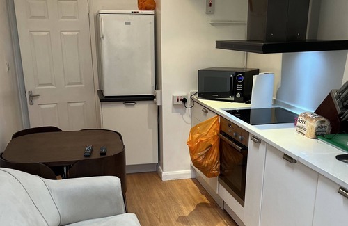 Luton Casa | Fully refurbished 1 bed garden flat