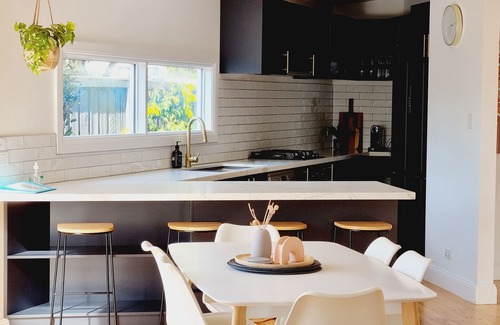 East Geelong Casa | Fully refurbished gorgeous home, central location, 2 bathroom & outdoor fire pit