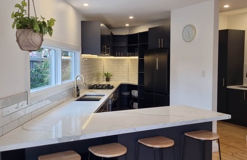 East Geelong Casa | Fully refurbished gorgeous home, central location, 2 bathroom & outdoor fire pit
