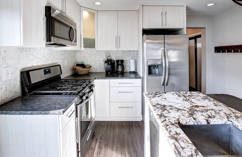 Port Clinton Casa | Completamente remodelado 2BR! Se admiten mascotas a pie de playa-1 cuadra; minutos a Cedar Point!