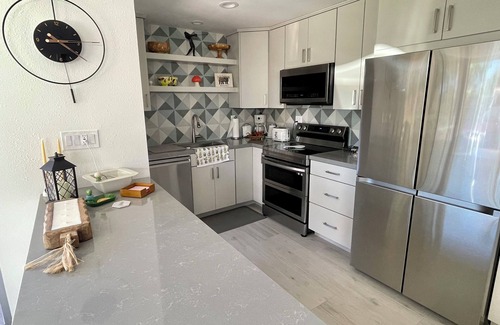 Bermuda Dunes Condominio | Fully Remodeled Golf Course Mid-Century Condo with Mountain Views