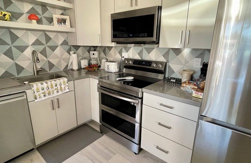 Bermuda Dunes Condominio | Fully Remodeled Golf Course Mid-Century Condo with Mountain Views