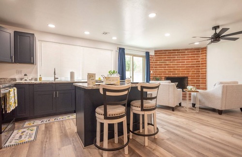 Tucson Casa | Fully Remodeled Rolling Hills Haus, Spacious 4-bed house on East side Tucson