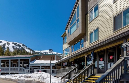 Kirkwood Condominio | Fully-remodeled stylish 2BR condo, steps to lifts