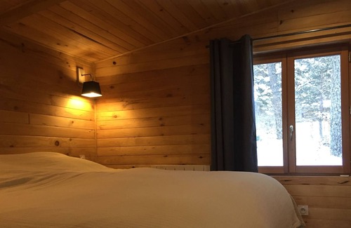 Mont Serein Chalet De Esquí | Chalet totalmente reformado con terraza y chimenea, piscina y acceso a tenis.