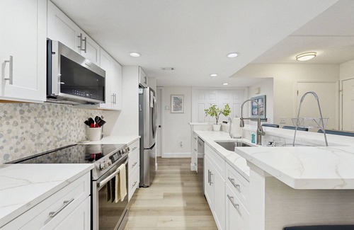 Amelia City Condominio | Fully-Renovated Stunning Modern Beach Condo w/ Pool on Amelia Island