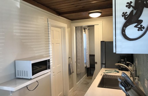 Downtown Casa | Casa de playa completamente renovada de 2 habitaciones - Pasos a la arena, Vista del muelle - ¡Comience a relajarse hoy mismo!