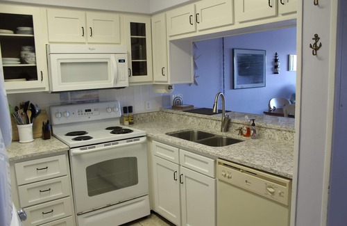 Morehead City Condominio | Piscina exterior con 150 'tobogán gigante, piscina cubierta, mini-golf, pistas de tenis
