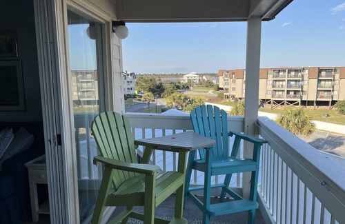 Morehead City Condominio | Piscina exterior con 150 'tobogán gigante, piscina cubierta, mini-golf, pistas de tenis