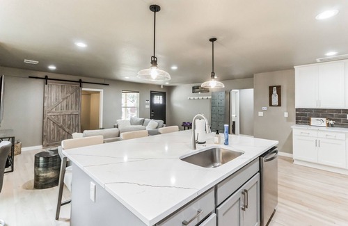Central Arlington Casa | Fully Renovated 3 Bed/3Bath House 1 1/2 Blocks from AT&T Stadium
