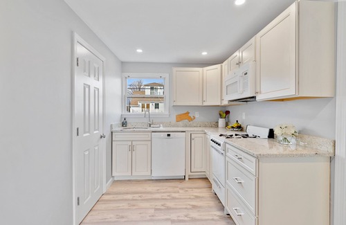 Brant Rock Apartamento | FULLY RENOVATED apt w/water views and deck near beach& marina