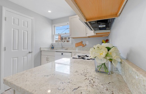 Brant Rock Apartamento | FULLY RENOVATED apt w/water views and deck near beach& marina