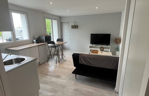 Livry-Gargan Apartamento | Fully renovated, comfortable 2-bedroom apartment near Paris.