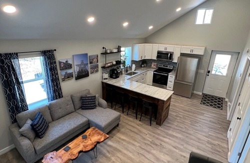 Salem Cabaña | Fully Renovated Cottage - Minutes from Appalachian Trail & Carvins Cove
