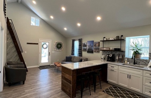 Salem Cabaña | Fully Renovated Cottage - Minutes from Appalachian Trail & Carvins Cove