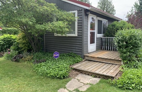 Port Elgin Cabina | Fully Renovated Cozy Cottage, 1 minute walk to beach, park, trails, & splash pad