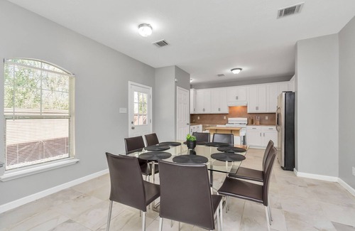 Houston Casa | Fully Renovated home / Crashpad