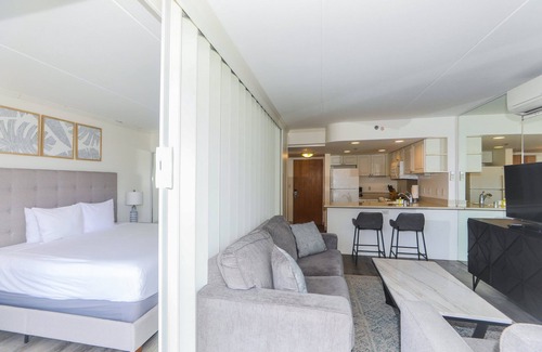 Waikiki Condominio | Unidad completamente renovada en el piso 16 con vista a las montañas y el área circundante de Waikiki.