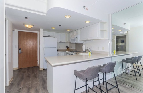 Waikiki Condominio | Unidad completamente renovada en el piso 16 con vista a las montañas y el área circundante de Waikiki.