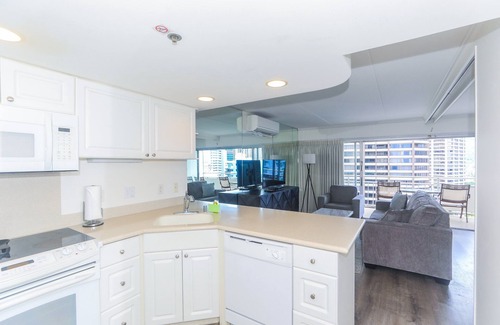 Waikiki Condominio | Unidad completamente renovada en el piso 16 con vista a las montañas y el área circundante de Waikiki.