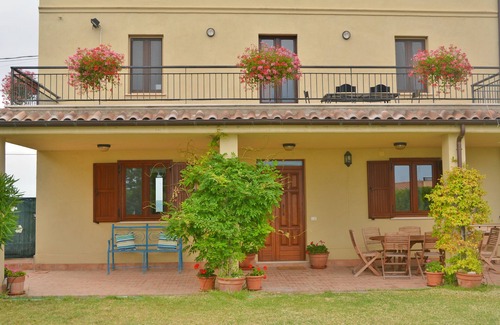 Castel Frentano Villa | Villa rural totalmente restaurada con piscina en jardines privados.