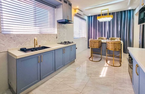 Sekondi-Takoradi Apartamento | Fully-service modern lux 2-bedroom apartment with rooftop swimming pool and bar