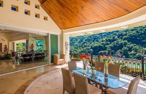 Boca de Tomatlan Villa | Villa de lujo frente a la playa con personal completo
