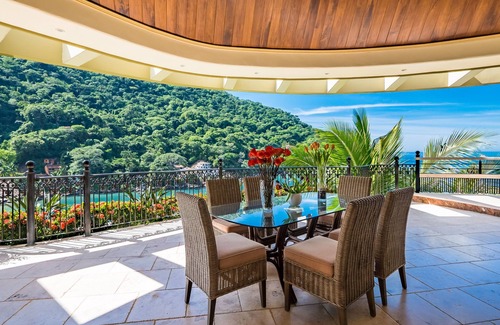 Boca de Tomatlan Villa | Villa de lujo frente a la playa con personal completo