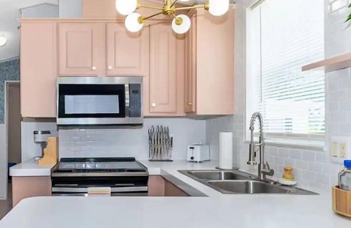 Kissimmee Cabaña | Fully-Stocked Cozy Tropical Cottage-4 mi to Disney
