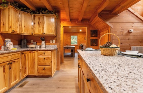Gatlinburg - Pigeon Forge Cabina | *Fun 2BD Cabin w/ GAMES! Hot Tub + Fire Pit!*