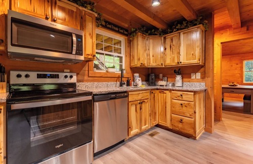 Gatlinburg - Pigeon Forge Cabina | *Fun 2BD Cabin w/ GAMES! Hot Tub + Fire Pit!*