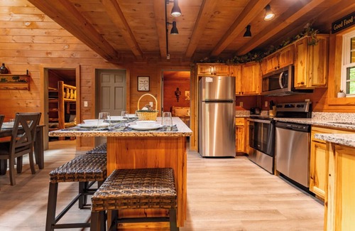 Gatlinburg - Pigeon Forge Cabina | *Fun 2BD Cabin w/ GAMES! Hot Tub + Fire Pit!*