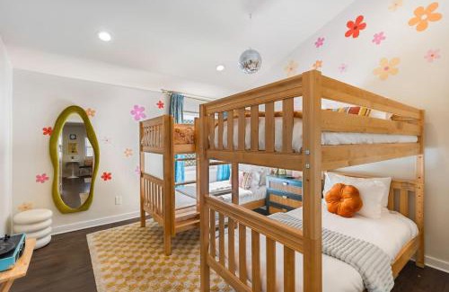 Greenwood Casa | Fun and Fabulous - Walk to Bars, Coffee and Restaurants