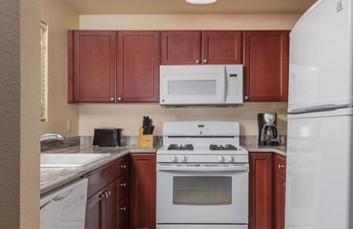 Paradise Complejo | Fun awaits you! Luxury 1BR Condo MINUTES From Vegas Strip