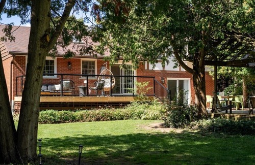 Kincardine Cabaña | Fun & bright cottage by the beach w/ hot tub