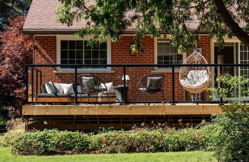 Kincardine Cabaña | Fun & bright cottage by the beach w/ hot tub