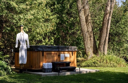 Kincardine Cabaña | Fun & bright cottage by the beach w/ hot tub