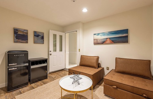 Palm Desert Casa | Fun & Comfy Retreat-7BR,sleeps 16+, Pool, Spa, BBQ, Pickleball,Game Room & More.
