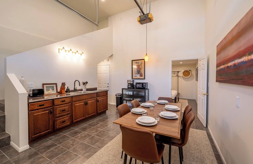 Palm Desert Casa | Fun & Comfy Retreat-7BR,sleeps 16+, Pool, Spa, BBQ, Pickleball,Game Room & More.