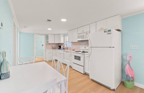 Gulf Shores Cabaña | Fun cottage in a fantastic Gulf Shores location! Close to the beach!
