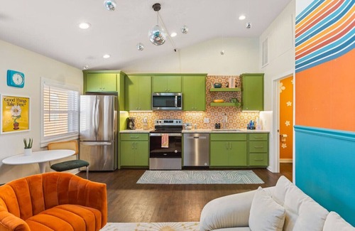 Greenwood Condominio | Fun & Fabulous - Walk to Bars, Coffee & Restaurants