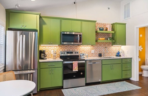 Greenwood Condominio | Fun & Fabulous - Walk to Bars, Coffee & Restaurants