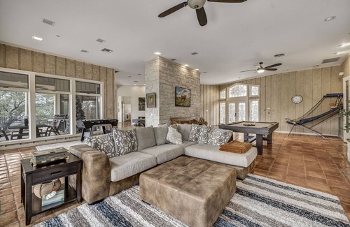 The Estates Above Lost Creek Casa | Fun Family and Dog friendly Estate retreat getaway! 15 minutes to Austin